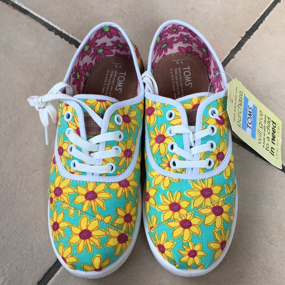 🎉🎊Host Pick🎊🎉 NWT TOMS canvas sneakers